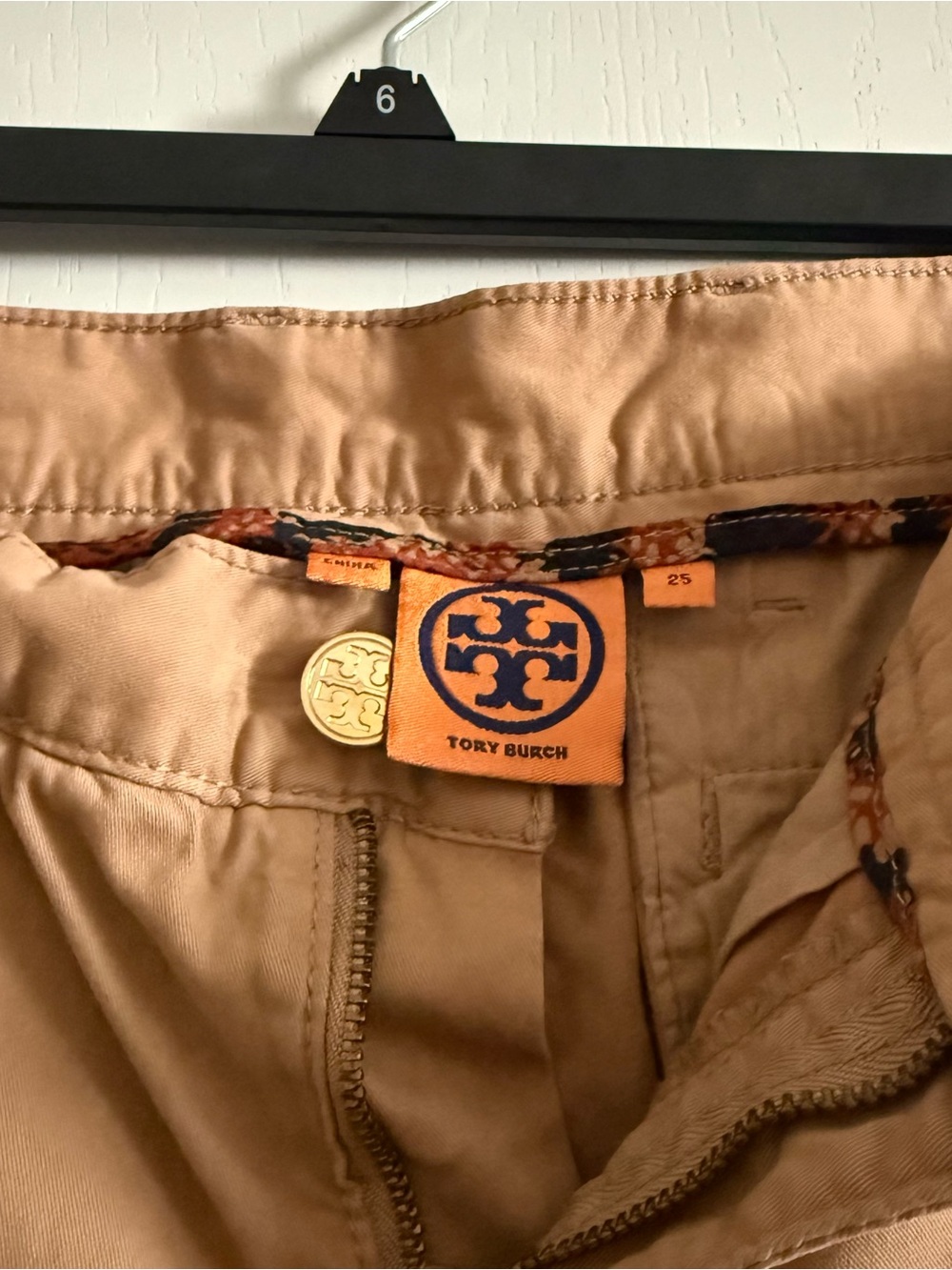 Tory Burch Khaki Tan Chino Bermuda Shorts Gold Logo Button Size 25 - Picture 4 of 7